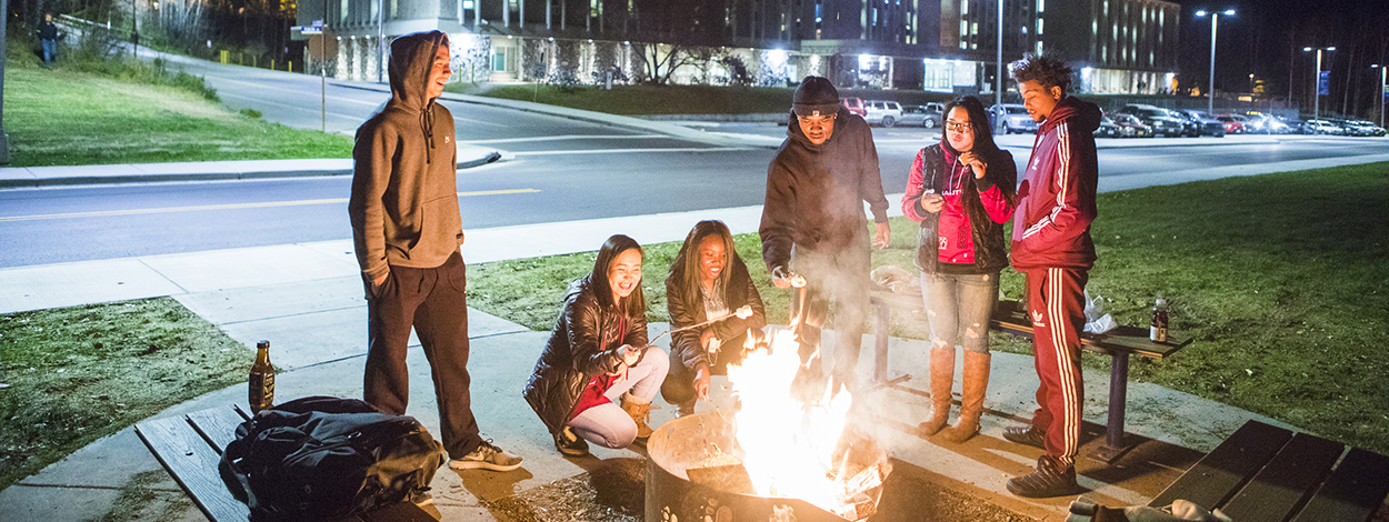 51风流官网 students roast marshmallows around a fire pit on campus